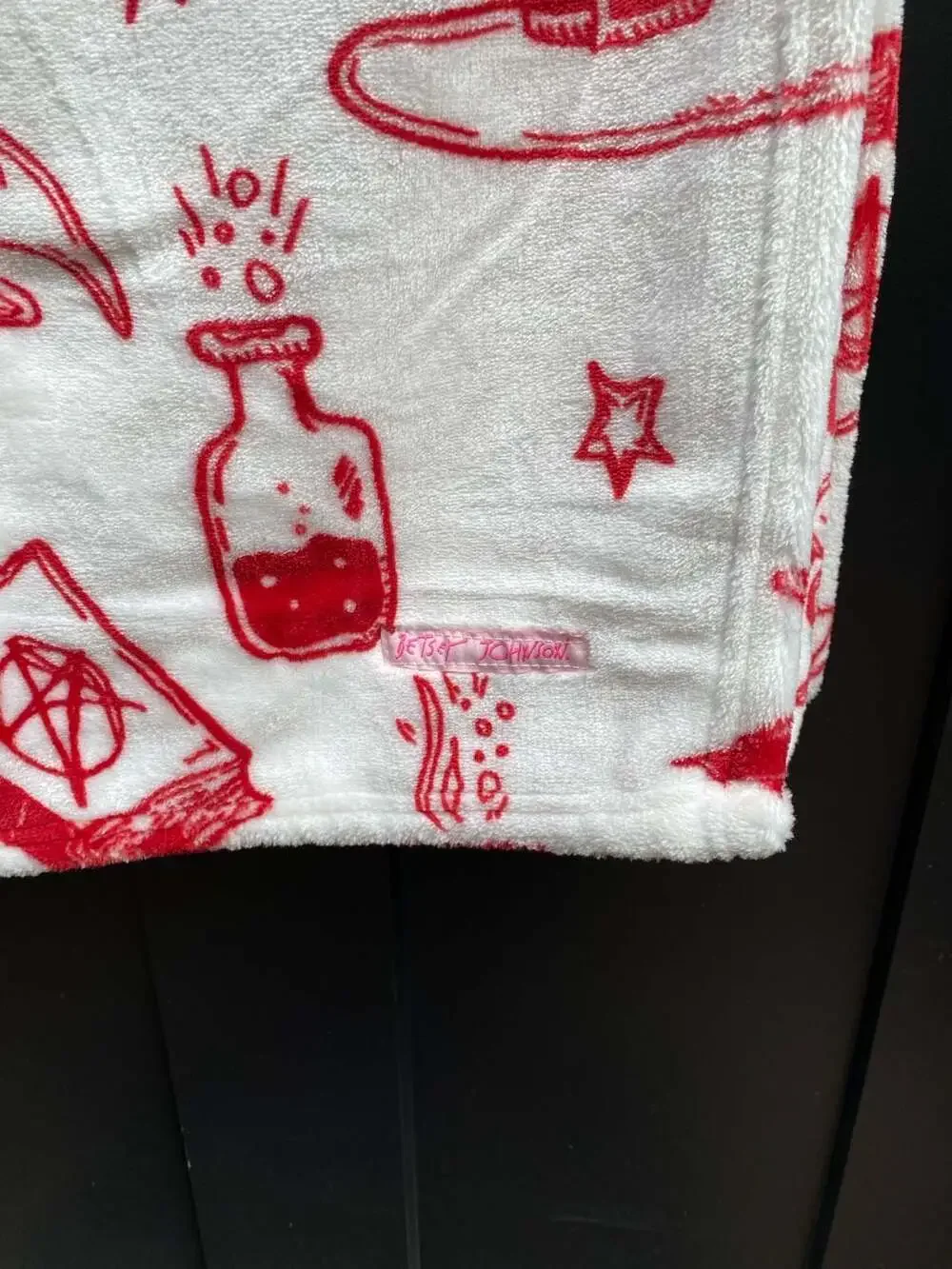 Betsey Johnson Ultra Soft Plush Throw Blanket Halloween Spooky Red White 50x70